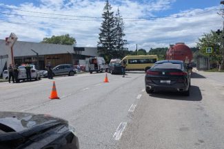 Vâlcea: Microbuz de transport elevi, implicat în accident, pe DN 67 / Un adolescent de 16 ani şi doi copii de 13 ani, la spital