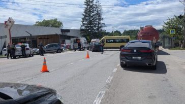 Vâlcea: Microbuz de transport elevi, implicat în accident, pe DN 67 / Un adolescent de 16 ani şi doi copii de 13 ani, la spital