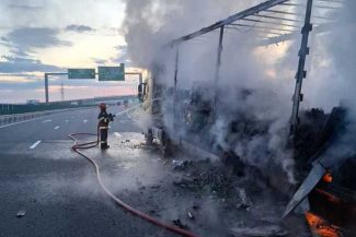 Camion în flăcări pe A10 – Arderea, favorizată de două canistre de benzină din interior – FOTO