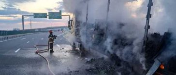 Camion în flăcări pe A10 – Arderea, favorizată de două canistre de benzină din interior – FOTO
