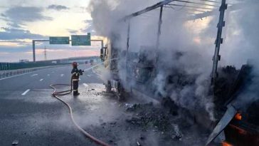 Camion în flăcări pe A10 – Arderea, favorizată de două canistre de benzină din interior – FOTO