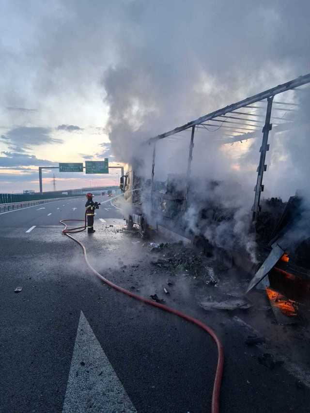 Camion în flăcări pe A10 – Arderea, favorizată de două canistre de benzină din interior – FOTO