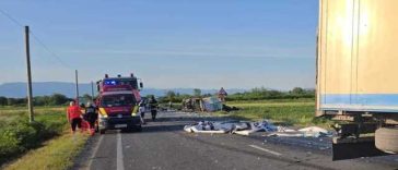 Caraş-Severin: Un mort şi doi răniţi, după ce două TIR-uri s-au ciocnit pe DN 6 – FOTO