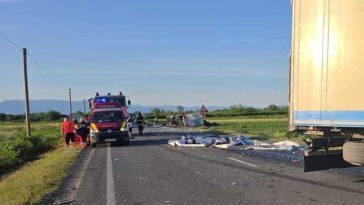 Caraş-Severin: Un mort şi doi răniţi, după ce două TIR-uri s-au ciocnit pe DN 6 – FOTO