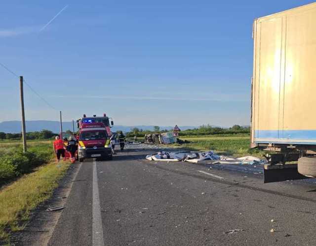 Caraş-Severin: Un mort şi doi răniţi, după ce două TIR-uri s-au ciocnit pe DN 6 – FOTO