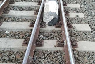 Un element de beton a fost aşezat pe calea ferată în Gara Constanţa, fiind lovit de un tren care circula dinspre Mangalia / Circulaţia feroviară nu a fost afectată, dar se putea produce deraierea trenului