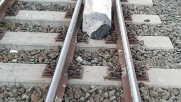 Un element de beton a fost aşezat pe calea ferată în Gara Constanţa, fiind lovit de un tren care circula dinspre Mangalia / Circulaţia feroviară nu a fost afectată, dar se putea produce deraierea trenului