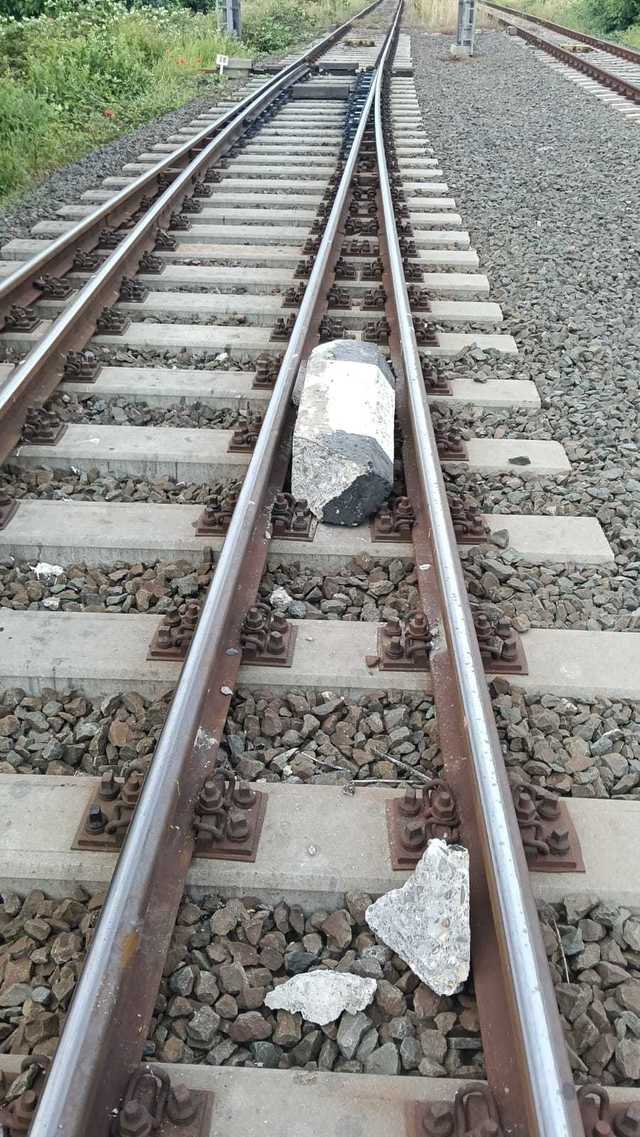 Un element de beton a fost aşezat pe calea ferată în Gara Constanţa, fiind lovit de un tren care circula dinspre Mangalia / Circulaţia feroviară nu a fost afectată, dar se putea produce deraierea trenului
