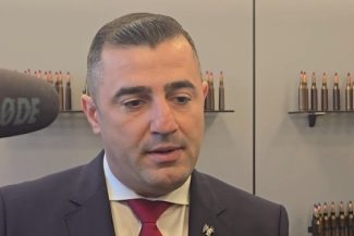 Alba: Directorul Fabricii de Arme Cugir, Radu Coroamă, a demisionat. El a refuzat să comenteze motivele demisiei, aceasta survenind pe fondul repetatelor grevelor ale angajaţilor fabricii