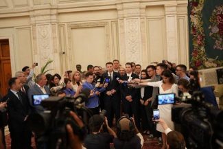 GUVERNUL VEŞTEA A PICAT – Robert Sighiartău: Cei care au votat astăzi acest guvern al trădării nu mai fac parte din Partidul Naţional Liberal / Liberalii cer demisia de onoare a lui Sorin Grindeanu