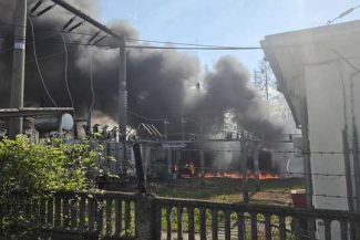 Incendiu cu mari degajări de fum la un punct de transformare electrică în oraşul Pucioasa, judeţul Dâmboviţa / 50 de persoane, evacuate preventiv / A fost emis mesaj RO-Alert – FOTO