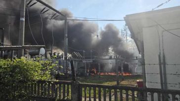Incendiu cu mari degajări de fum la un punct de transformare electrică în oraşul Pucioasa, judeţul Dâmboviţa / 50 de persoane, evacuate preventiv / A fost emis mesaj RO-Alert – FOTO