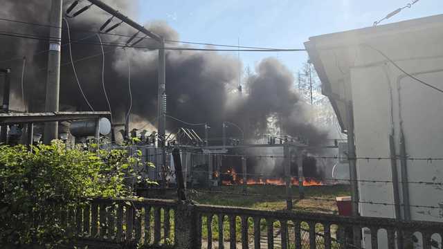 Incendiu cu mari degajări de fum la un punct de transformare electrică în oraşul Pucioasa, judeţul Dâmboviţa / 50 de persoane, evacuate preventiv / A fost emis mesaj RO-Alert – FOTO
