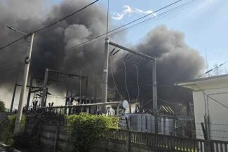 Incendiu la un punct de transformare electrică în oraşul Pucioasa – Pompierii intervin în continuare pentru răcire/ Persoanele evacuate au revenit în locuinţe
