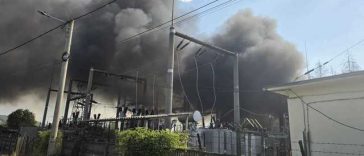 Incendiu la un punct de transformare electrică în oraşul Pucioasa – Pompierii intervin în continuare pentru răcire/ Persoanele evacuate au revenit în locuinţe