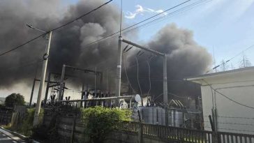 Incendiu la un punct de transformare electrică în oraşul Pucioasa – Pompierii intervin în continuare pentru răcire/ Persoanele evacuate au revenit în locuinţe