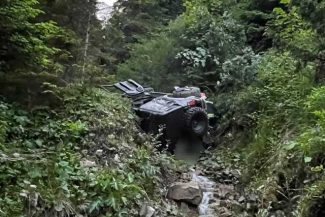 Două persoane au fost rănite după ce au căzut cu maşina într-o prăpastie de aproximativ 10–12 metri, în judeţul Bacău