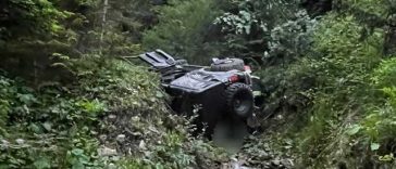 Două persoane au fost rănite după ce au căzut cu maşina într-o prăpastie de aproximativ 10–12 metri, în judeţul Bacău