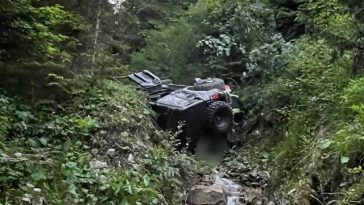 Două persoane au fost rănite după ce au căzut cu maşina într-o prăpastie de aproximativ 10–12 metri, în judeţul Bacău