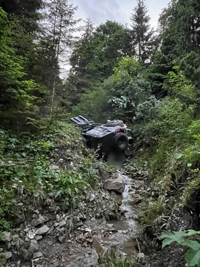 Două persoane au fost rănite după ce au căzut cu maşina într-o prăpastie de aproximativ 10–12 metri, în judeţul Bacău