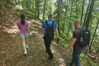 Prahova: Doi turişti care au întâlnit o ursoaică cu doi pui pe un traseu din Muntele Roşu, recuperaţi de către jandarmi