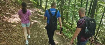 Prahova: Doi turişti care au întâlnit o ursoaică cu doi pui pe un traseu din Muntele Roşu, recuperaţi de către jandarmi