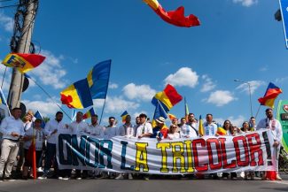 Peste 2.000 de români au sărbătorit Ziua Tricolorului la tradiţionalul Marş al Tricolorului organizat de AUR la Târgu Mureş