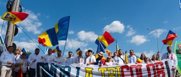 Peste 2.000 de români au sărbătorit Ziua Tricolorului la tradiţionalul Marş al Tricolorului organizat de AUR la Târgu Mureş