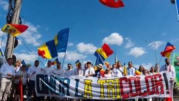 Peste 2.000 de români au sărbătorit Ziua Tricolorului la tradiţionalul Marş al Tricolorului organizat de AUR la Târgu Mureş