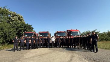 Pompierii români participă din nou la programul de pre-poziţionare finanţat de UE în sprijinul comunităţilor din Franţa. Primul contingent a plecat duminică spre Franţa – FOTO