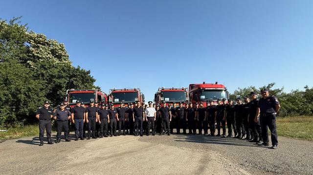 Pompierii români participă din nou la programul de pre-poziţionare finanţat de UE în sprijinul comunităţilor din Franţa. Primul contingent a plecat duminică spre Franţa – FOTO