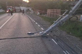 Neamţ: Un autocamion încărcat cu diverse produse s-a răsturnat, a lovit doi stâlpi de electricitate, o ţeavă de gaz şi s-a oprit în gardul a două gospodării / Două persoane au ajuns la spital – FOTO