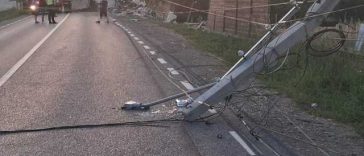 Neamţ: Un autocamion încărcat cu diverse produse s-a răsturnat, a lovit doi stâlpi de electricitate, o ţeavă de gaz şi s-a oprit în gardul a două gospodării / Două persoane au ajuns la spital – FOTO