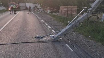 Neamţ: Un autocamion încărcat cu diverse produse s-a răsturnat, a lovit doi stâlpi de electricitate, o ţeavă de gaz şi s-a oprit în gardul a două gospodării / Două persoane au ajuns la spital – FOTO