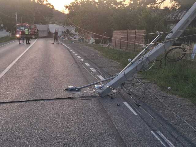 Neamţ: Un autocamion încărcat cu diverse produse s-a răsturnat, a lovit doi stâlpi de electricitate, o ţeavă de gaz şi s-a oprit în gardul a două gospodării / Două persoane au ajuns la spital – FOTO