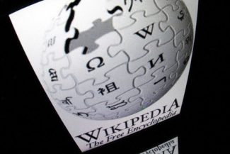 Wikipedia nu permite inteligenţei artificiale să-i editeze articolele, pentru că ”nu are încredere” în ea, anunţă coordonatorul enciclopediei online Jimmy Wales. Problema ”halucinaţiilor” AI pe termen scurt ”rămâne încă extrem de gravă”