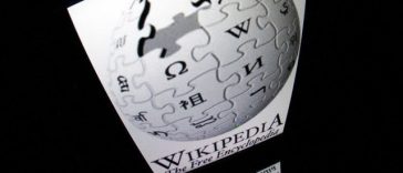 Wikipedia nu permite inteligenţei artificiale să-i editeze articolele, pentru că ”nu are încredere” în ea, anunţă coordonatorul enciclopediei online Jimmy Wales. Problema ”halucinaţiilor” AI pe termen scurt ”rămâne încă extrem de gravă”