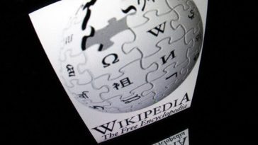 Wikipedia nu permite inteligenţei artificiale să-i editeze articolele, pentru că ”nu are încredere” în ea, anunţă coordonatorul enciclopediei online Jimmy Wales. Problema ”halucinaţiilor” AI pe termen scurt ”rămâne încă extrem de gravă”