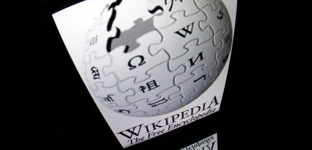 Wikipedia nu permite inteligenţei artificiale să-i editeze articolele, pentru că ”nu are încredere” în ea, anunţă coordonatorul enciclopediei online Jimmy Wales. Problema ”halucinaţiilor” AI pe termen scurt ”rămâne încă extrem de gravă”