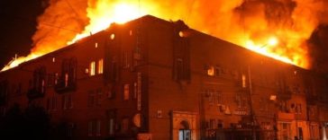 Un mort şi şapte răniţi în Ucraina, într-un atac cu dronă în oraşul Zaporojie. Incendiu într-un bloc de trei etaje. Imobile, vehicule şi infrastructuri civile, avariate