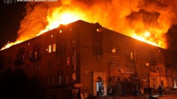 Un mort şi şapte răniţi în Ucraina, într-un atac cu dronă în oraşul Zaporojie. Incendiu într-un bloc de trei etaje. Imobile, vehicule şi infrastructuri civile, avariate