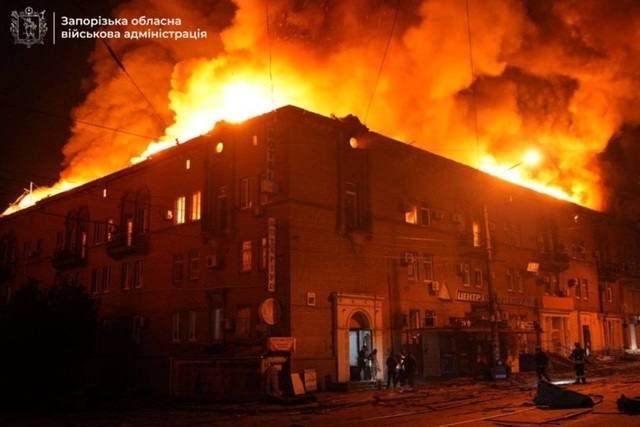Un mort şi şapte răniţi în Ucraina, într-un atac cu dronă în oraşul Zaporojie. Incendiu într-un bloc de trei etaje. Imobile, vehicule şi infrastructuri civile, avariate