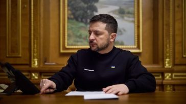Zelenski retrage limbii ruse statutul de limbă protejată în Ucraina. Statul nu mai este obligat să ofere servicii publice în limba rusă şi poate restricţiona predarea în această limbă