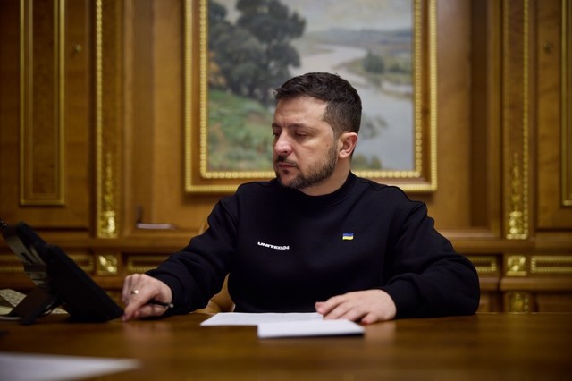 Zelenski retrage limbii ruse statutul de limbă protejată în Ucraina. Statul nu mai este obligat să ofere servicii publice în limba rusă şi poate restricţiona predarea în această limbă