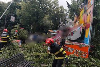 Judeţul Argeş, afectat de furtună. Un copac a căzut pe calea ferată, în comuna Lereşti, iar la Câmpulung un arbore s-a prăbuşit în Grădina publică