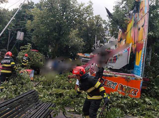 Judeţul Argeş, afectat de furtună. Un copac a căzut pe calea ferată, în comuna Lereşti, iar la Câmpulung un arbore s-a prăbuşit în Grădina publică