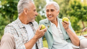 Alimentaţia sănătoasă rămâne importantă chiar şi după apariţia primelor modificări biologice asociate demenţei, potrivit unui nou studiu