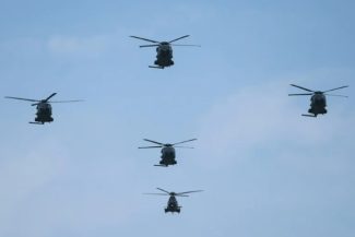 Jandarmii francezi survolează Champs-Elysées, de Ziua Naţională, cu un nou elicopter extrem de puternic, de tip H145 D3