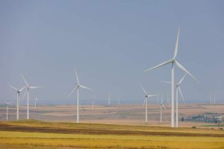 PPC Renewables România investeşte 87 de milioane de lei într-un sistem de stocare a energiei în baterii construit în cadrul parcului eolian Corugea. O parte din sumă provine din Fondul pentru Modernizare