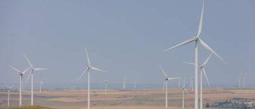 PPC Renewables România investeşte 87 de milioane de lei într-un sistem de stocare a energiei în baterii construit în cadrul parcului eolian Corugea. O parte din sumă provine din Fondul pentru Modernizare